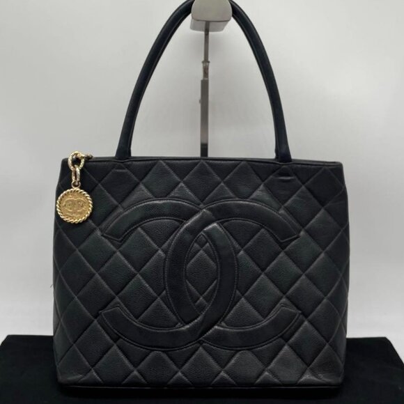 Authentic CHANEL CC Caviar Leather Medallion Tote Shoulder Bag Quilted Black - Picture 2 of 16